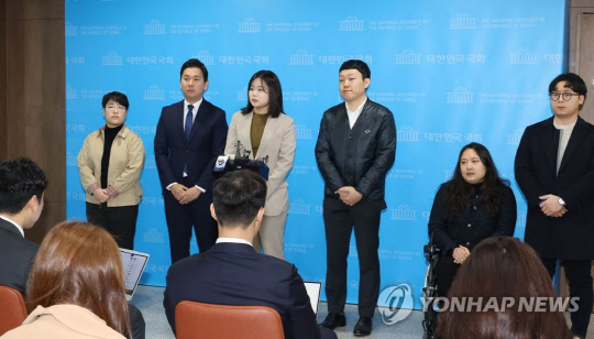 박지현 전 더불어민주당 비상대책위원장과 청년 당원들이 6일 국회 소통관에서 민주당이 나아가야 할 길이란 주제로 열린 기자회견을 마친 뒤 취재진의 질문에 답변하고 있다.<연합뉴스>